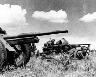Antitank Gun Crews of the Red Army face German Tanks 8x10 WWII Photo ...