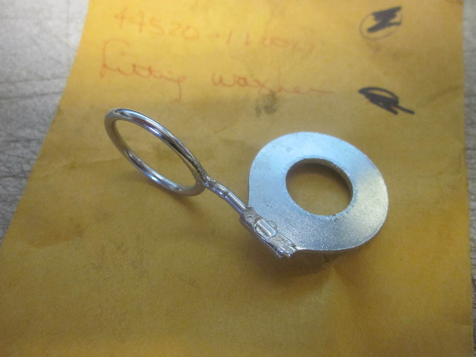 Lavadora de montaje delantera derecha para tanque de combustible NOS para Suzuki 65-69 T20 TC250 44520-11000 Foto 2 de 2