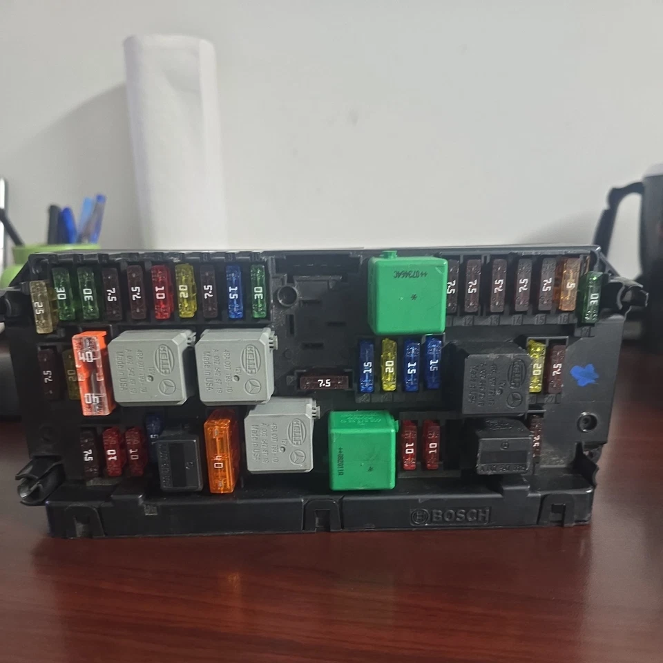 Mercedes Benz C63 AMG C350 C300 C250 2008-2010 módulo de caja de relé de fusibles delantero Sam Foto 2 de 4