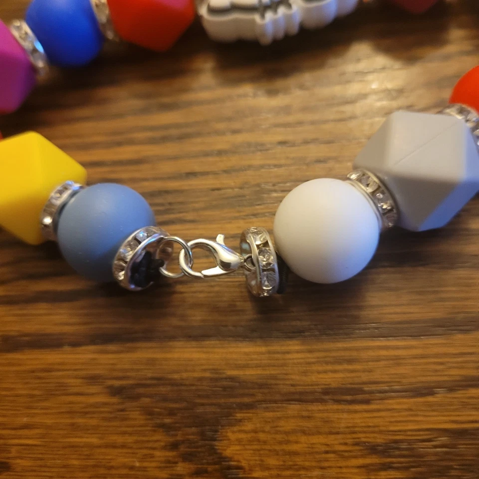 Pulsera de cuentas de silicona Hello Kitty multicolor artesanal de 9,5" con cierre de lóbulo  Foto 4 de 4