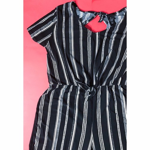 Jumpsuit schwarz weiß gestreift kleines Schlüsselloch hinten weiches Material klassisch neutral - Bild 2 von 3