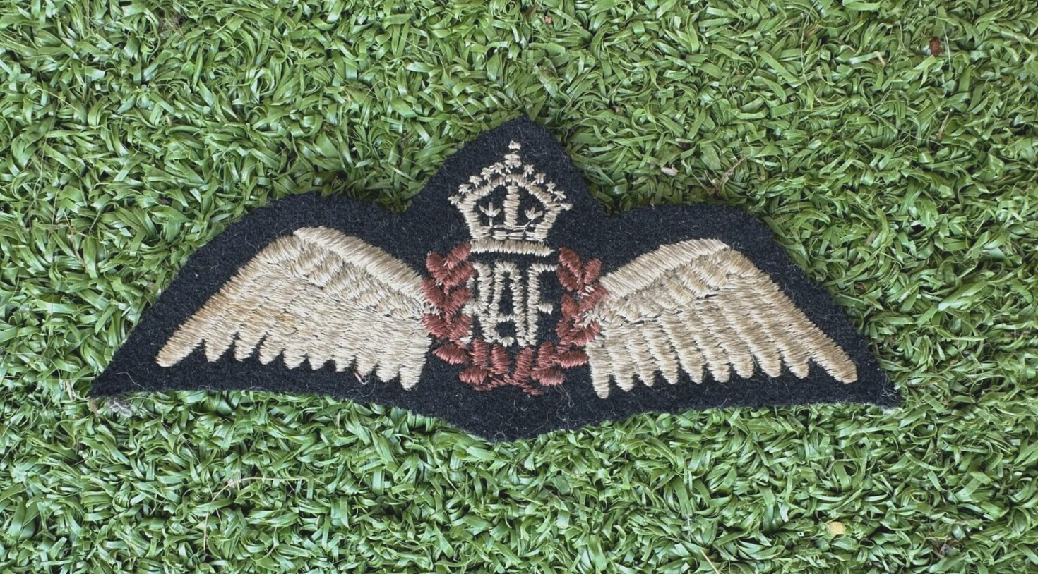 WW2 RAF PILOT WINGS GENUINE WARTIME QUALITY SILK MANUFACTURE ORIGINAL.
