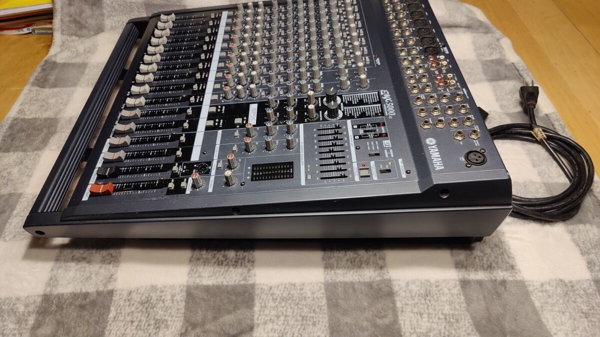 Yamaha EMX 5000-12 Channel Powered Mixer, Used in good Yamaha EMX 5000-12 Channel Powered Mixer, Used in good