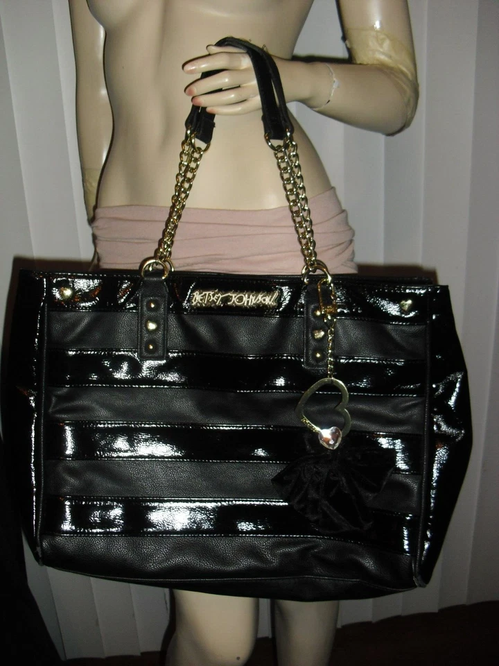 Betsey Johnson genuino, diseñador de Nueva York, charol negro, firma, etiqueta de corazón, único Foto 4 de 4