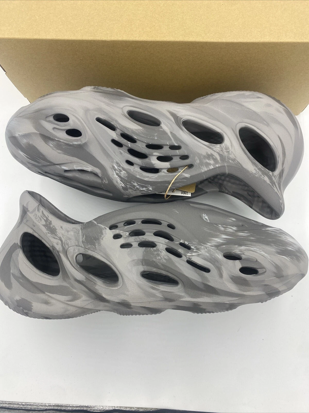 Adidas Yeezy Foam Rnr sandali casual grigi slip on da uomo