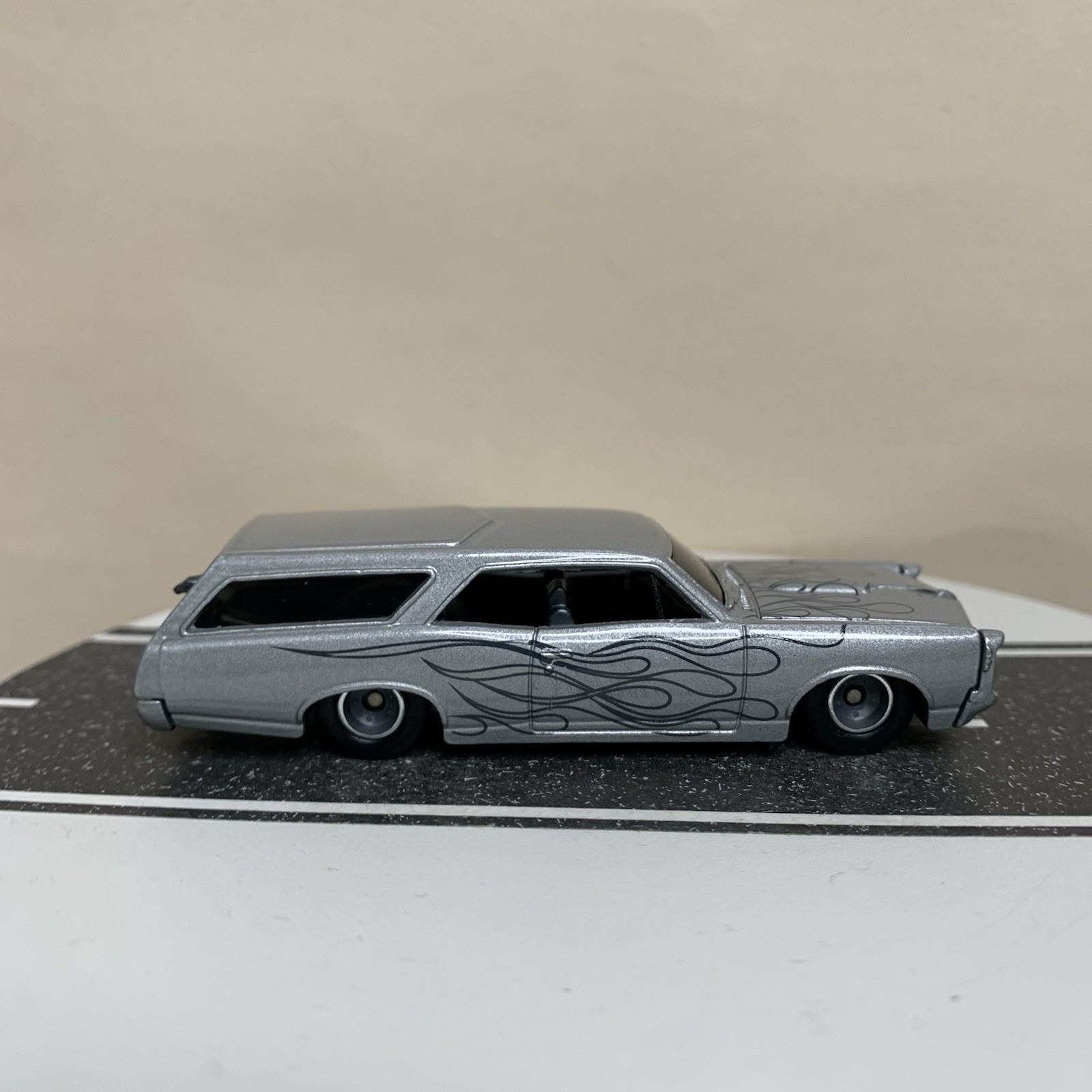 Hot Wheels Larry's Garage Custom '66 Pontiac GTO Wagon Silver w/Flames 1:64 NM