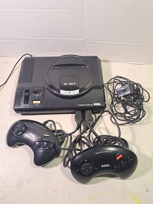 Sega Mega Drive 1 PAL Console Model 1600-05 2 Controllers Tested Working