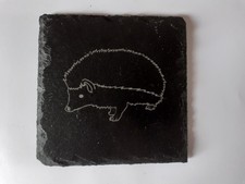 2x Grawerowane zdjęcie jeża Kwadratowe podkładki łupkowe 4" / 10cm. Nowe i kolekcjonerskie.