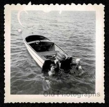 LAKE SWIMMING NEXT TO OUTBOARD MOTOR BOAT SUMMER FUN OLD/VINTAGE PHOTO- N822