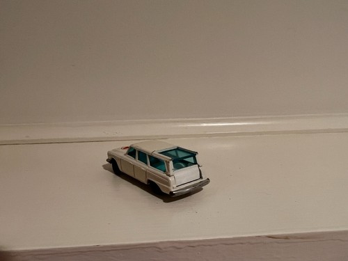HUSKY Studebaker Wagonaire Ambulance, white, made in Britain - Picture 2 of 8