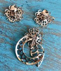 Vintage Gold Filigree Green Rhinestone Jewelry Set Brooch + Screw-On Earrings — photo 2