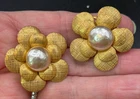 VINTAGE MIRIAM HASKELL FLOWER EARRINGS TEXTURED PEARL CENTER GOLD TONE CLIP ON