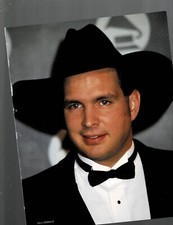 SUPER RARE!! 8x10 VINTAGE GARTH BROOKS 2-SIDE PAPER MAGAZINE PUBLICITY PHOTO!!
