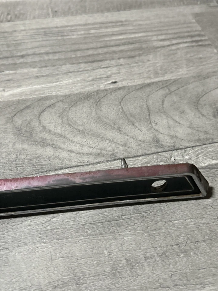 Pontiac Lemans 1965 emblema delantero Lucite tablero moldura bisel cromado 9779610 OEM W7 Foto 4 de 4