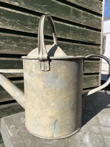 Vintage 1 Gallon Galvanised Watering Can - Picture 3 of 8