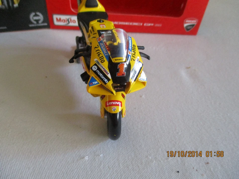 MAISTO MINIATURE MOTO 1/18° DUCATI DESMOSEDICI GP 2023 FRANCESCO BAGNAIA N°1 - Photo 3/4
