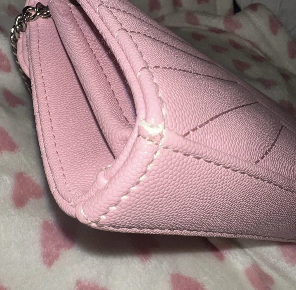 Bandolera de cuero sobre acolchado rosa con herrajes plateados.' Foto 3 de 4