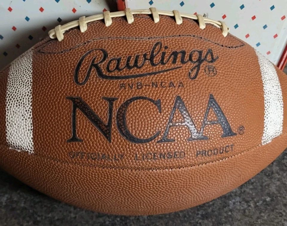 Balón de Fútbol Oficial Rawlings VARSITY RVB NCAA Rayas Blancas De Colección BONITO Usado  Foto 4 de 4