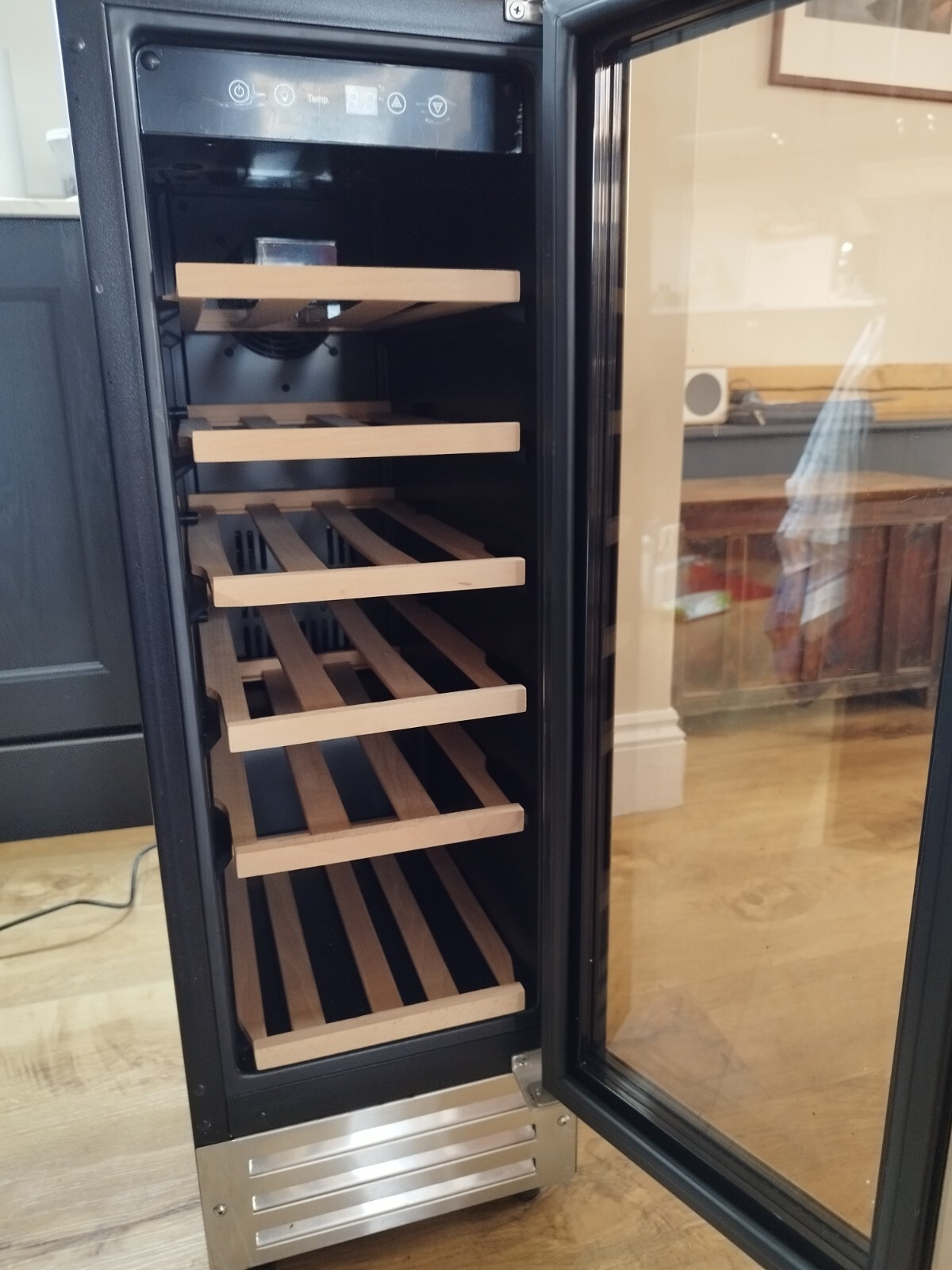 Glen Dimplex Wine Cooler Fridge Stainless 300SSW Power but no cooling