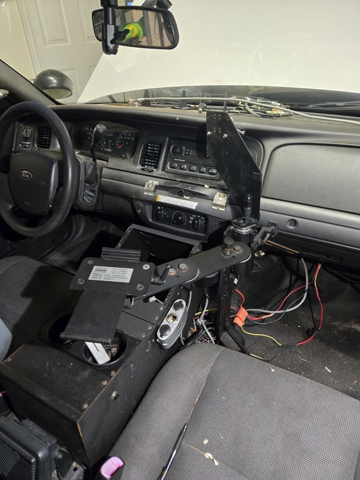 Teclado Datalux con soporte para computadora portátil LUND con bandeja UNV-SASK CVPI P71 Crown Vic Foto 2 de 4