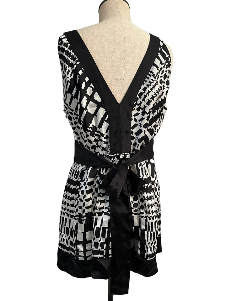 Blusa ECI New York 100 % seda para mujer talla 10 negra blanca geométrica cremallera lateral Foto 3 de 4