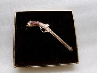 Fermacravatta pistola vintage Anson Bar in pelle? Impugnatura in rilievo tono oro firmata 2 3/4"