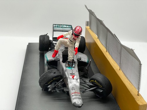 1:18 Schumacher Mercedes GP W03 Singapore Crash, limitiert, mit Zertifikat - Bild 10 von 15