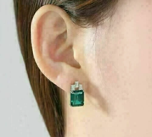 Pendiente de aro para mujer esmeralda de 3 quilates enchapado en oro blanco de 14 quilates con corte esmeralda creado en laboratorio Foto 2 de 3