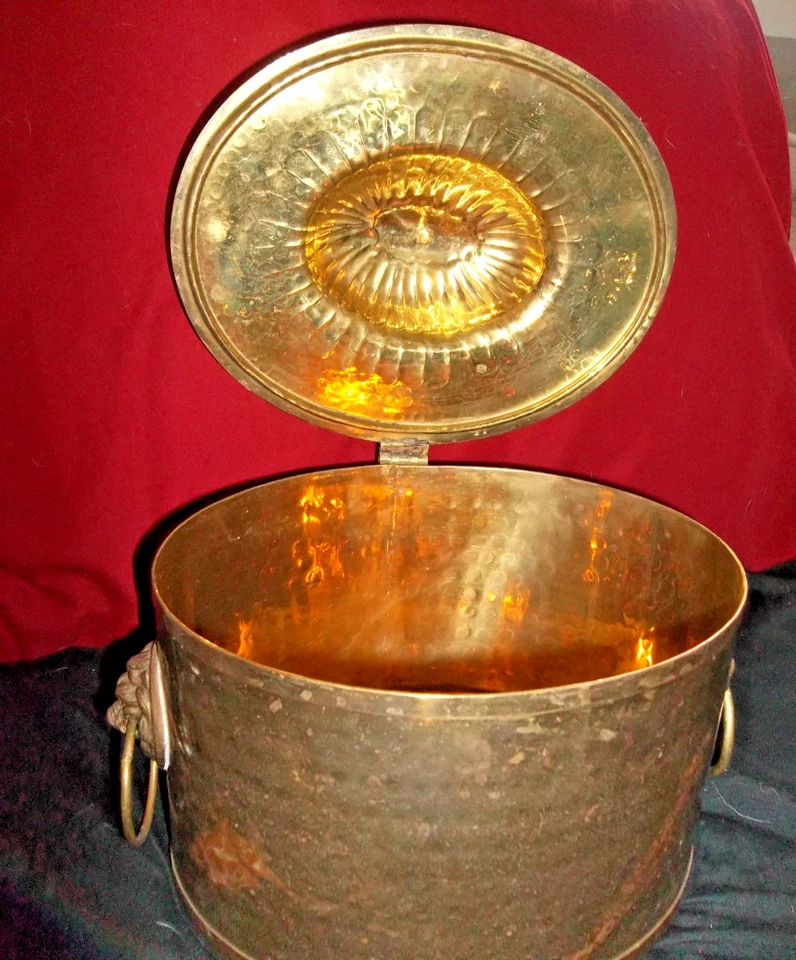 Antiguo carrito de té anglo indio ovalado de latón acentos de bellota y cabeza de león Foto 2 de 4