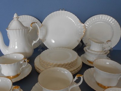 ROYAL ALBERT VAL D'OR X 29-TEILIGES TEE-/KAFFEESERVICE AUS BONE CHINA MIT SALATTELLERN