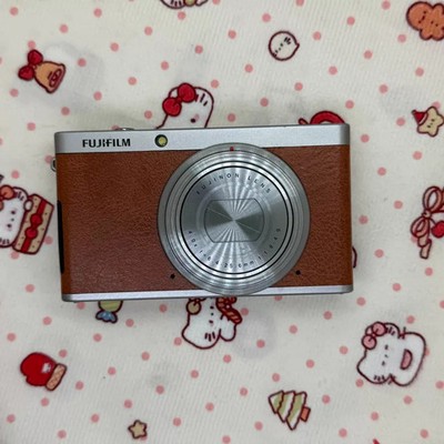 Fujifilm XF1 Compact Digital Camera with 12.0MP 4x Optical Zoom f/1.8 3'' LCD