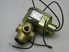 Skinner 3 way solenoid valve 1/4 NPT -24 VDC - 11/64 Orifice 30 PSI 714N3 2AN