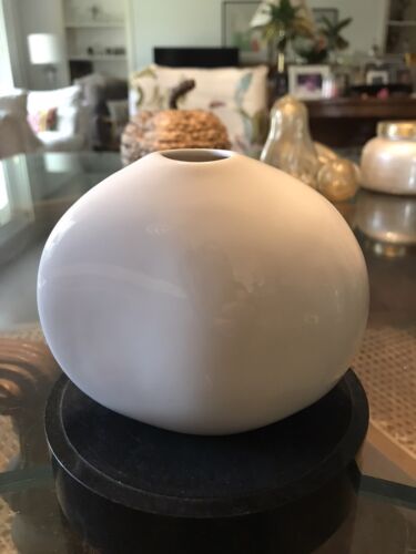 Vase en porcelaine Yong & blanc non amorphique renforcé d'os - Photo 1/10