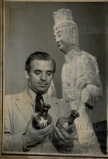 1972 Press Photo Jan Fontein, Boston Museum of Fine Arts Curator with Vases
