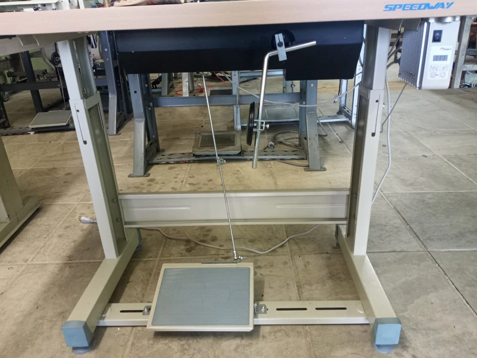 Industrial sewing machine Speedway - double needle walking foot complete w/table - Image 2 of 4