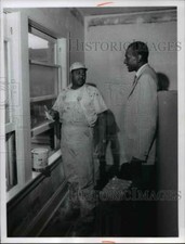 1966 Press Photo Painter William Floyd completes work at Hough Housing area