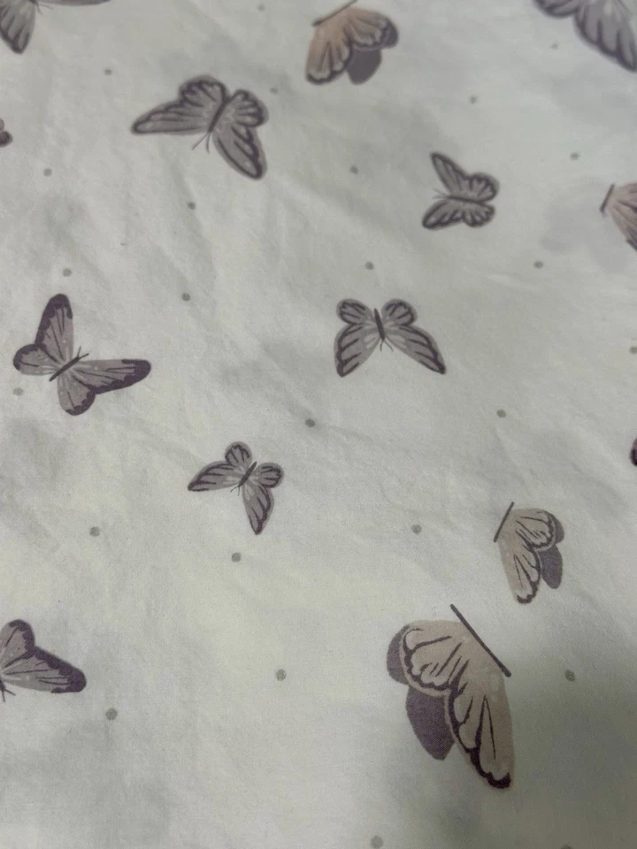 Sábana plana blanca Pottery Barn Kids con mariposas algodón orgánico 100 % talla completa Foto 2 de 4