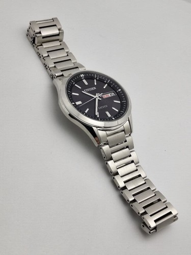 Citizen Exceed Eco-Drive Jour Date Titane Noir Argent Rond Solaire Montre Hommes - Photo 3 sur 10