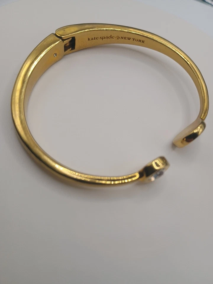 Kate Spade ~ Spot The Spade ~ Brazalete con bisagra de placa dorada ~ Extremo de pala blanca Foto 2 de 2