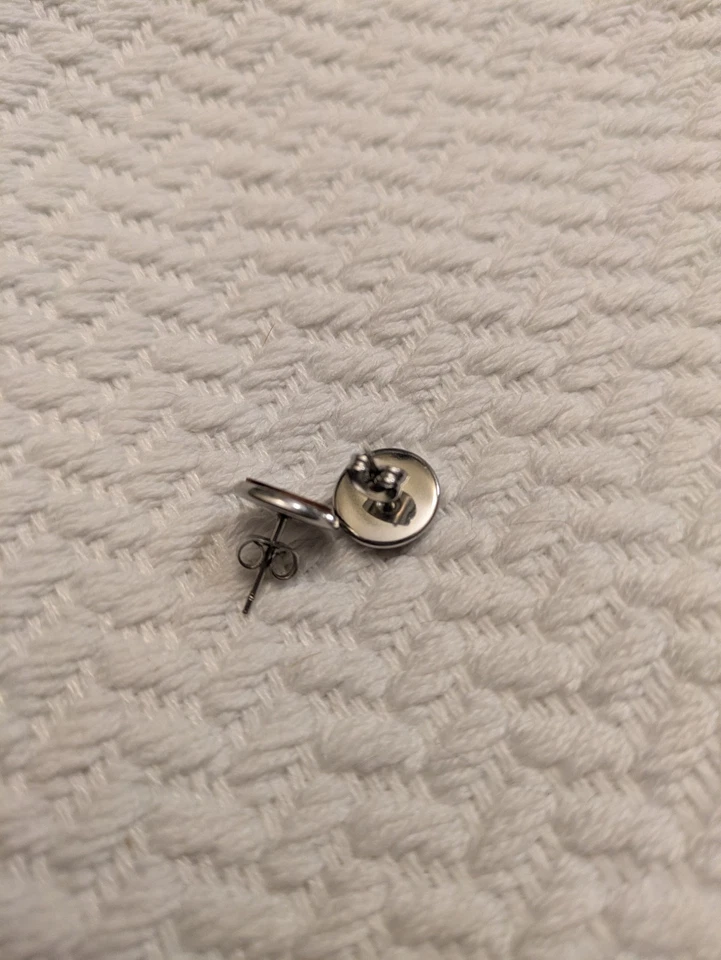 Серьги-гвоздики из окрашенной кожи с фотоаппаратом - Изображение 2 из 2