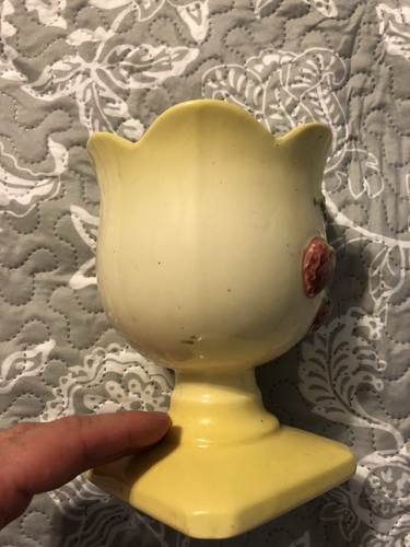 1946 Vintage HULL Pottery Vase Fiesta Yellow Strawberries Gold Trim Made In USA - Picture 5 of 10