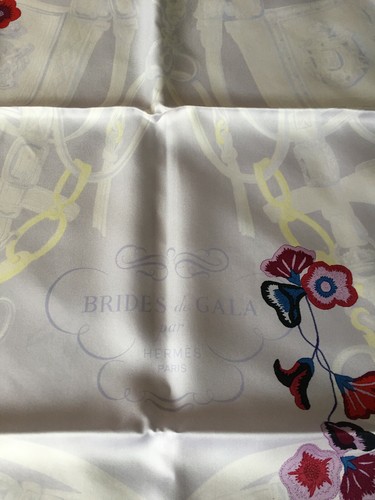 Foulard Hermès intitulé "BRIDES FLEURIES » série « carrés précieux » prix 900€ - Picture 5 of 12
