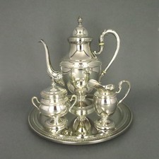 &bdquo;Italienische Noblesse&ldquo; &ndash; Neoklassizistisches Mokkaset in 800er Silber