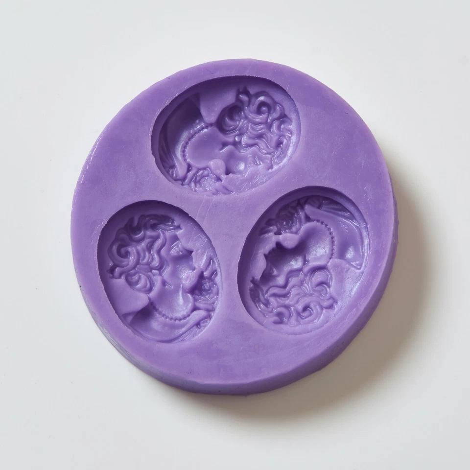 Molde De Chocolate De Silicona Cameo Para Fondant, 3 Cavidades Morado - Imagen 1 de 1