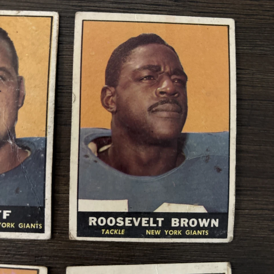 (4) 1961 Topps NY GIANTS Card Lot  -- w/ HUFF + ROBUSTELLI + BROWN + TRIPLETT - Image 3 of 4