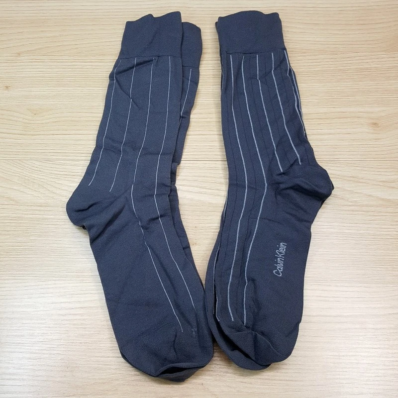 Paquete de 2 calcetines de vestir a rayas grises con logotipo ligero de nailon Calvin Klein para hombre Foto 2 de 3
