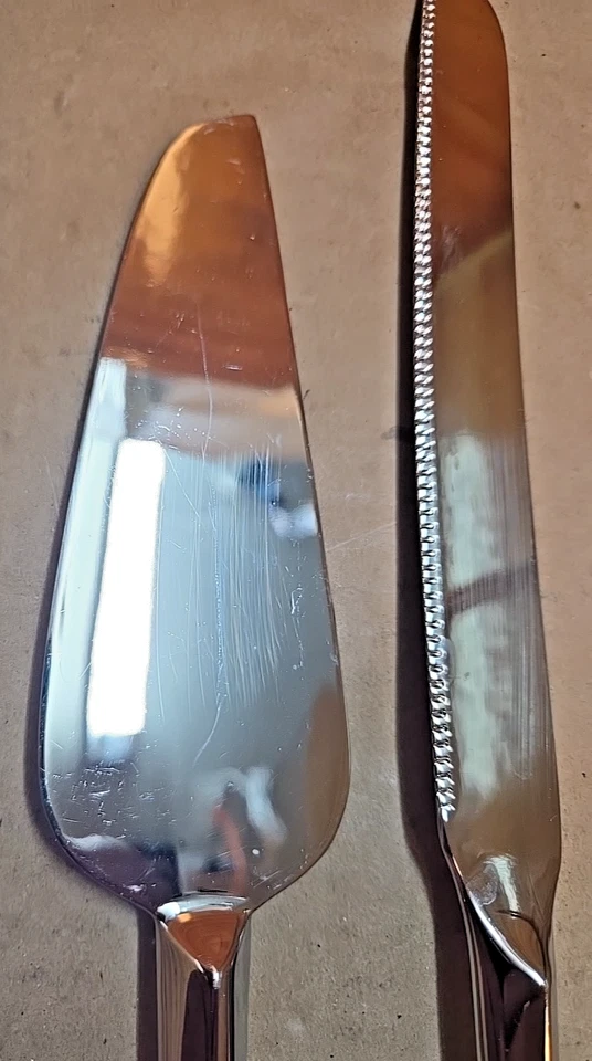 Juego de pastel de boda de acero inoxidable Lillian Rose; cuchillo y servidor Foto 3 de 4