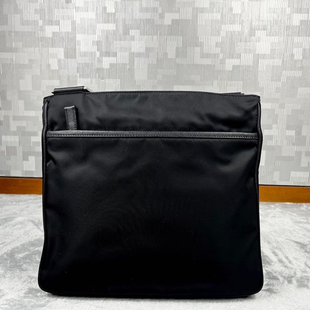 Current model, beautiful condition Prada shoulder… - image 3