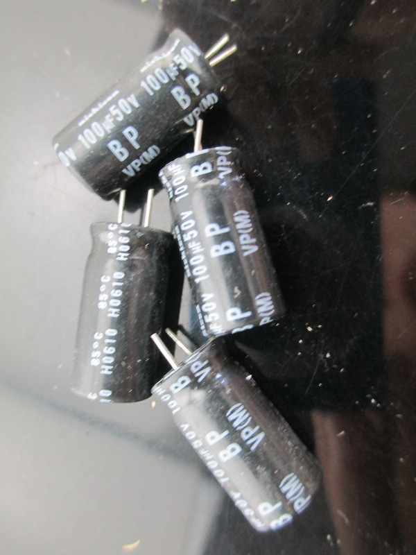 10 Condensatori Elettrolitici Nichicon FW 100uF 50V Per Audio - 8x11.5mm 85°C
