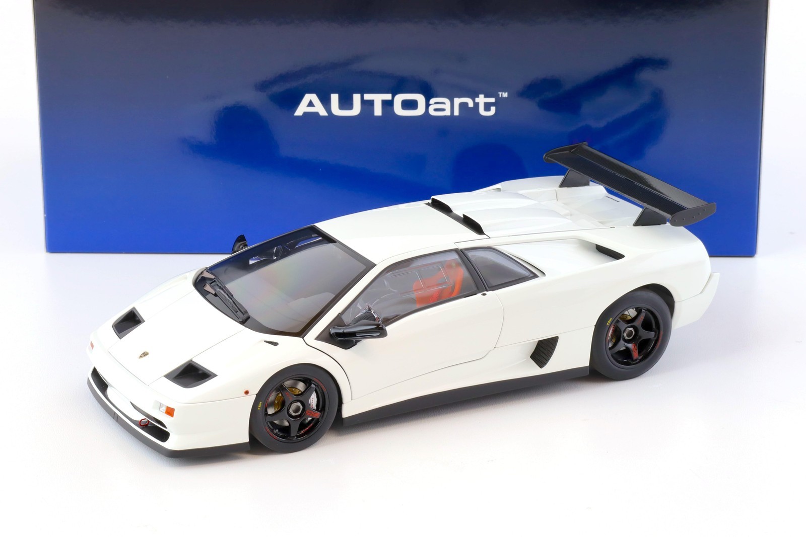 1:18 AUTOart Lamborghini diablo Sv-R 1996 Impact White 79149